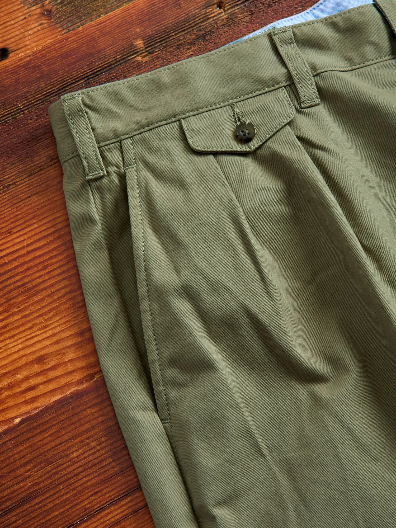 2-Pleat Twill Trousers in Olive